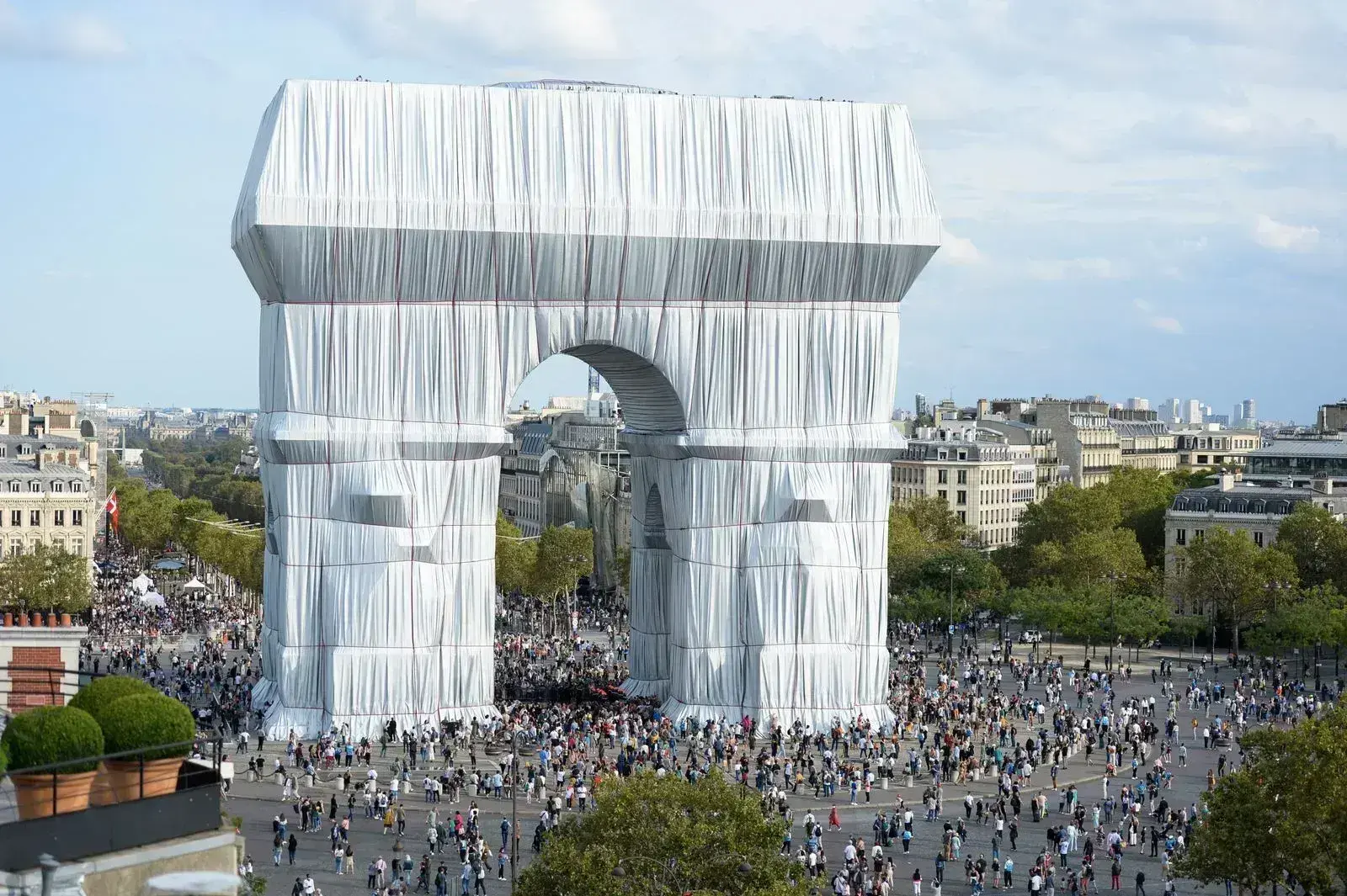 L'Arc de Triomphe Wrapped - Image 1